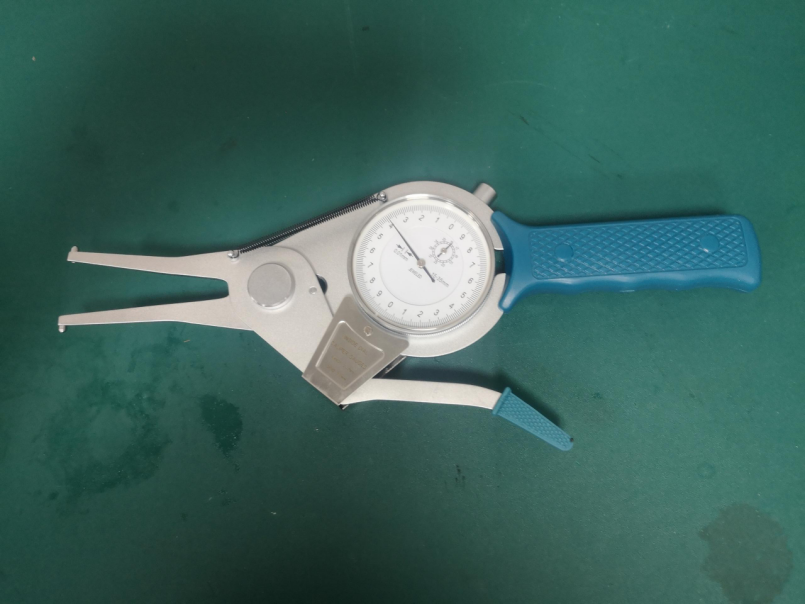 Internal dial caliper gauge